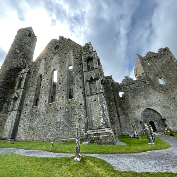 Hi, I am Laura - Picture 5 of 5